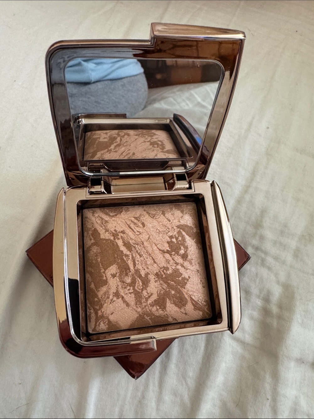 Hourglass Luminous Bronze Light full size